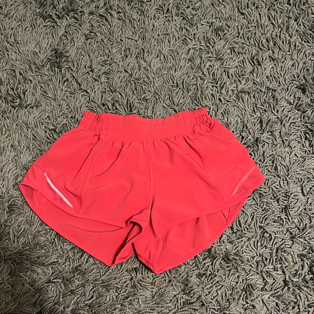 size 2 lip gloss lululemon hotty hot low rise shorts 2.5”